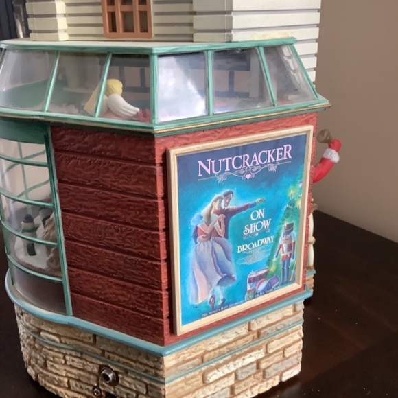 Enesco Toy Emporium music box - Picture 7 of 9